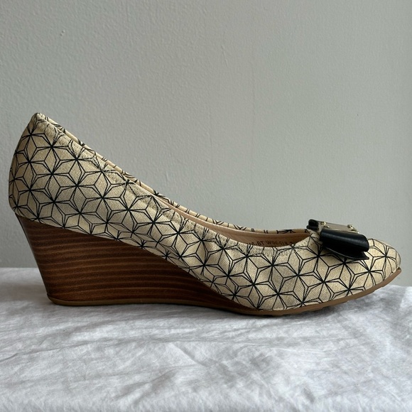 Cole Haan Tali Grand Bow Wedge, Cream Black geometric print, size 7.5B - Picture 7 of 11